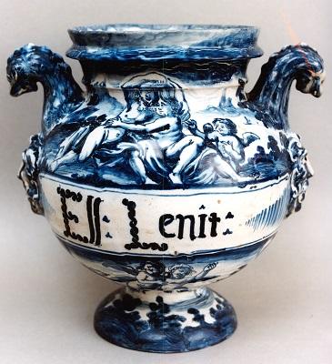 Fotografia di un antico vaso da farmacia appartenente alla collezione dei Musei di Strada Nuova, Palazzo Tursi